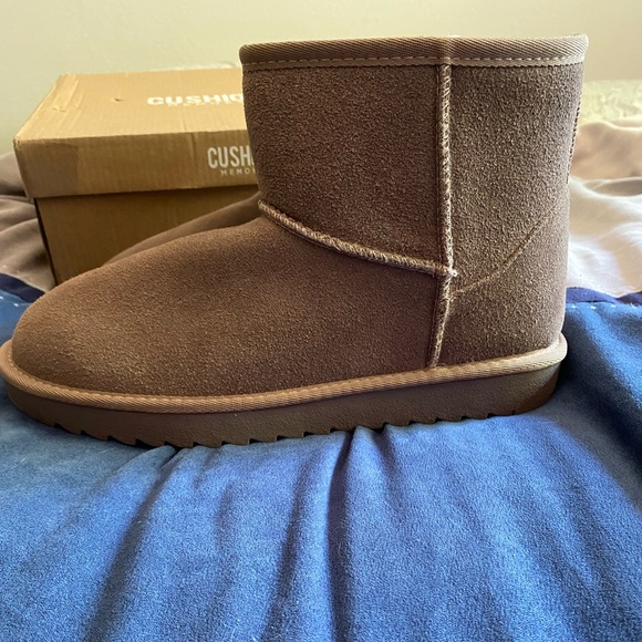Cushionaire Tan Mini Boots Size 9.5 Suede Pull On Boot With Memory Foam. - Picture 3 of 8